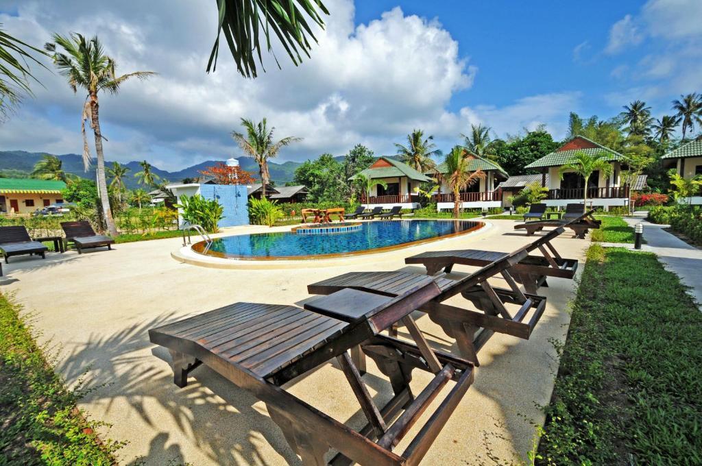 Phatcharee Resort Baan Tai Exteriör bild