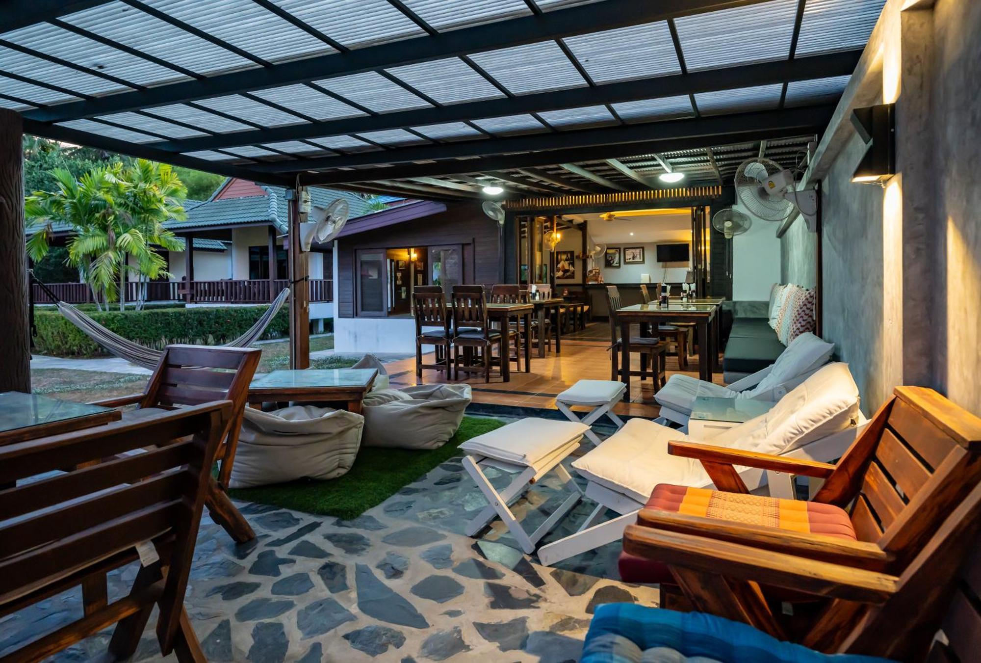 Phatcharee Resort Baan Tai Exteriör bild