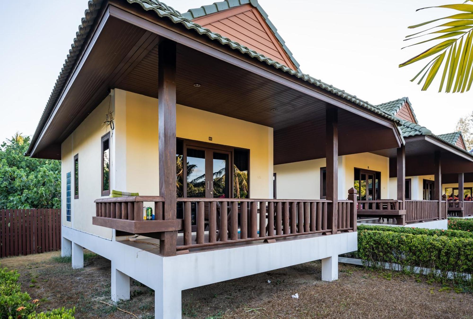 Phatcharee Resort Baan Tai Exteriör bild