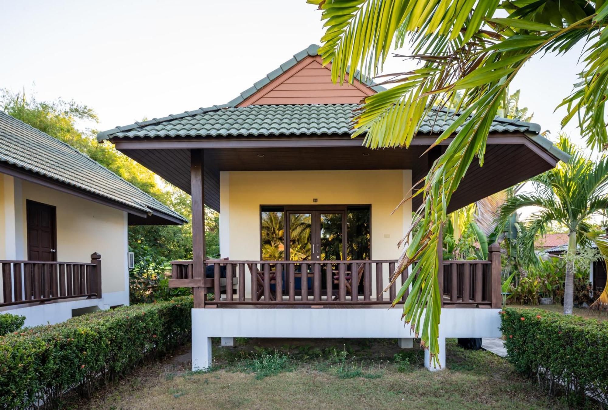 Phatcharee Resort Baan Tai Exteriör bild