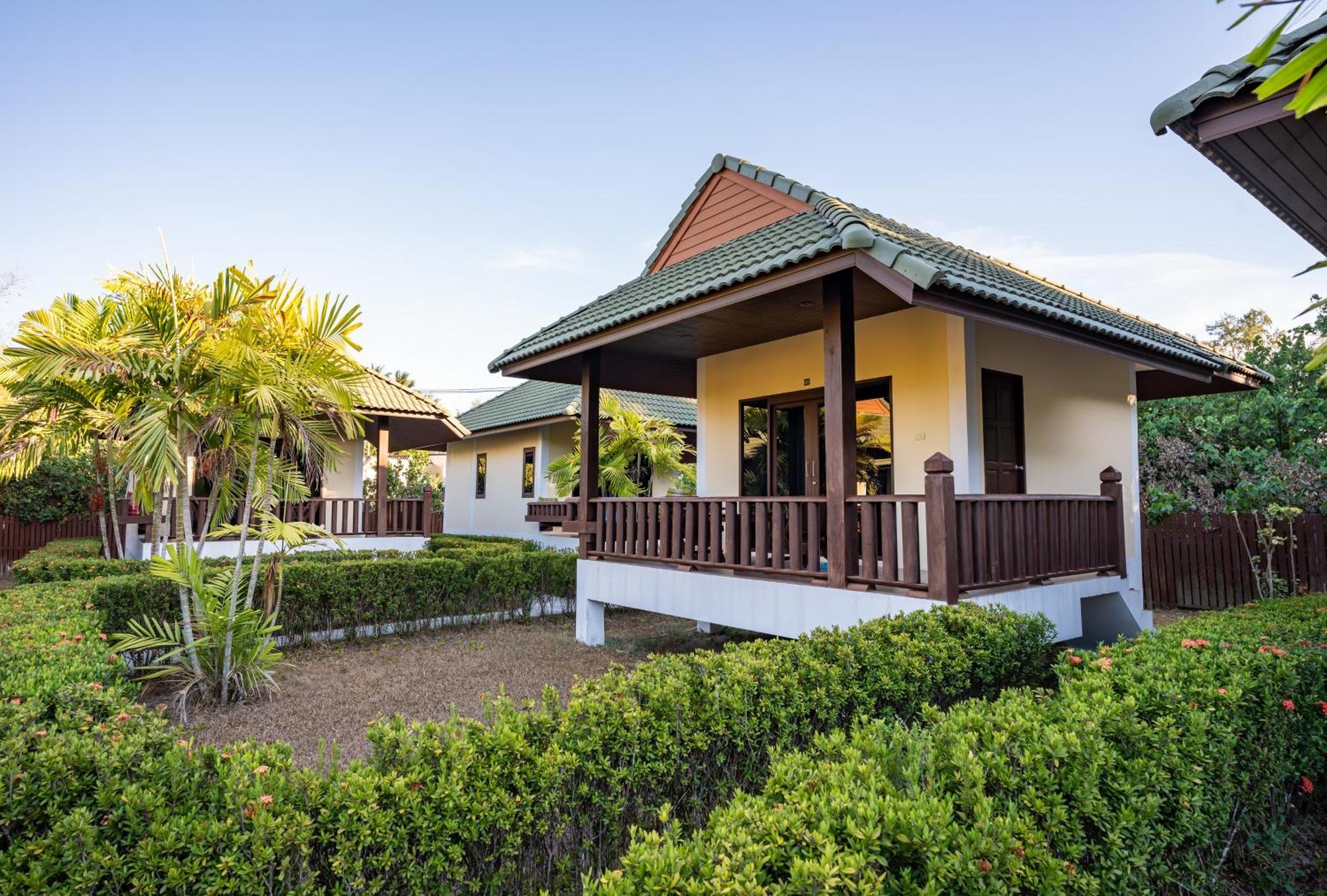 Phatcharee Resort Baan Tai Exteriör bild