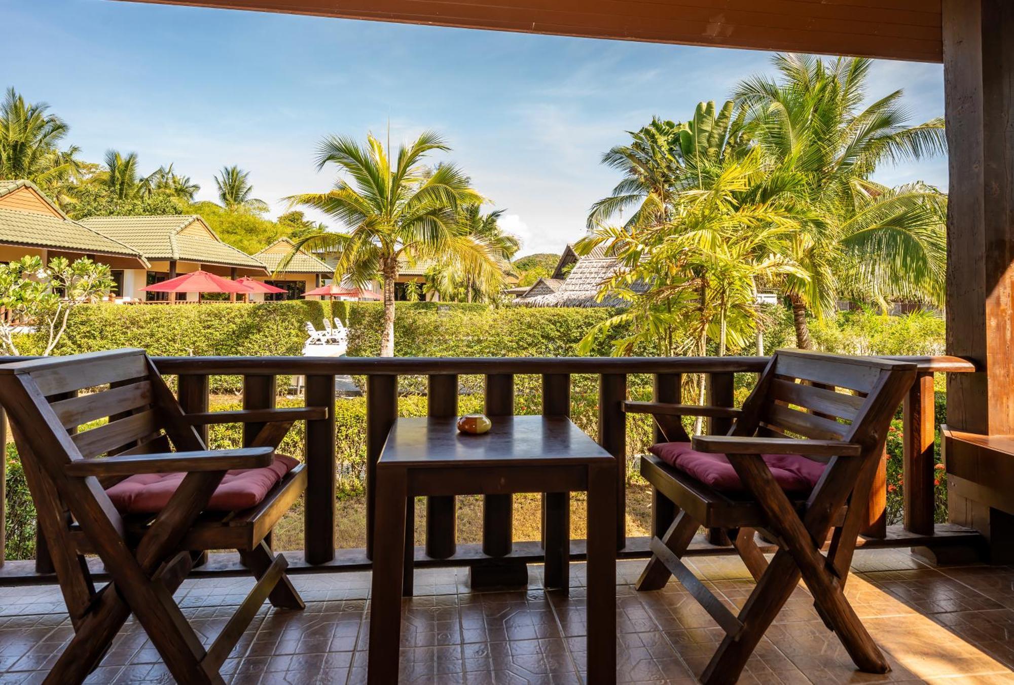 Phatcharee Resort Baan Tai Exteriör bild